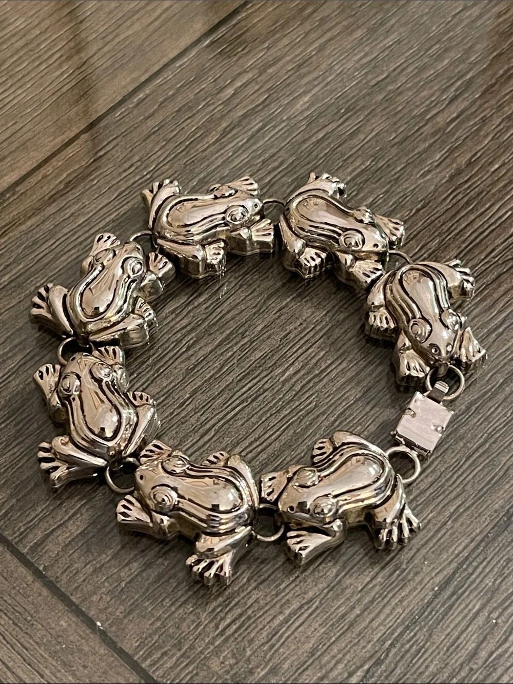 Vintage BEST Silver-tone Metal Dimensional Amphibian Frog Figures Links Bracelet